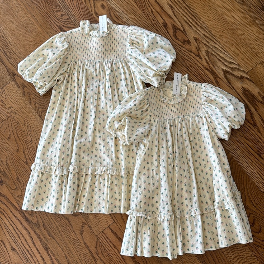 Darling floral cream dress Puff sleeve 🌿👑 sisters size 10 & 6